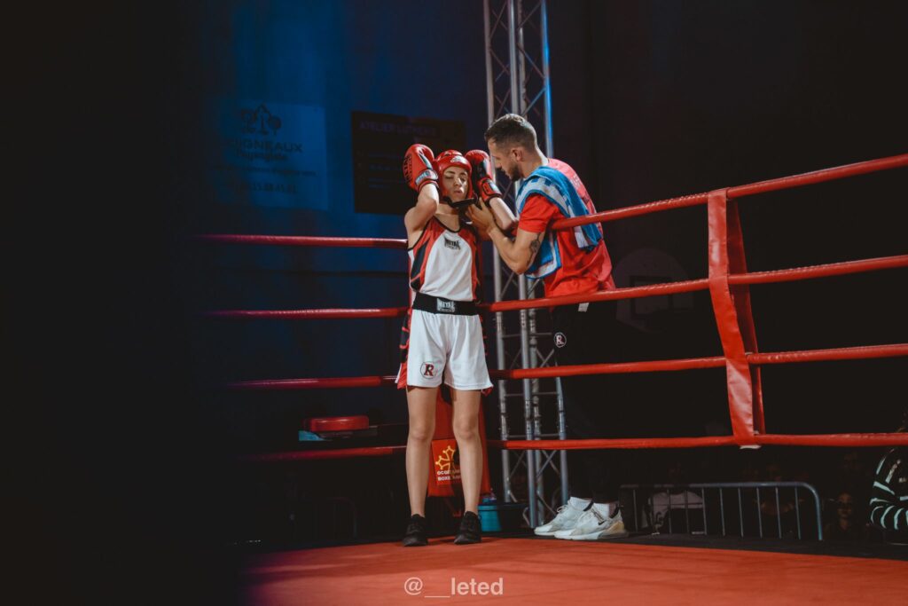 Valentin entraine les amateurs et les enfants dans notre club de boxe.